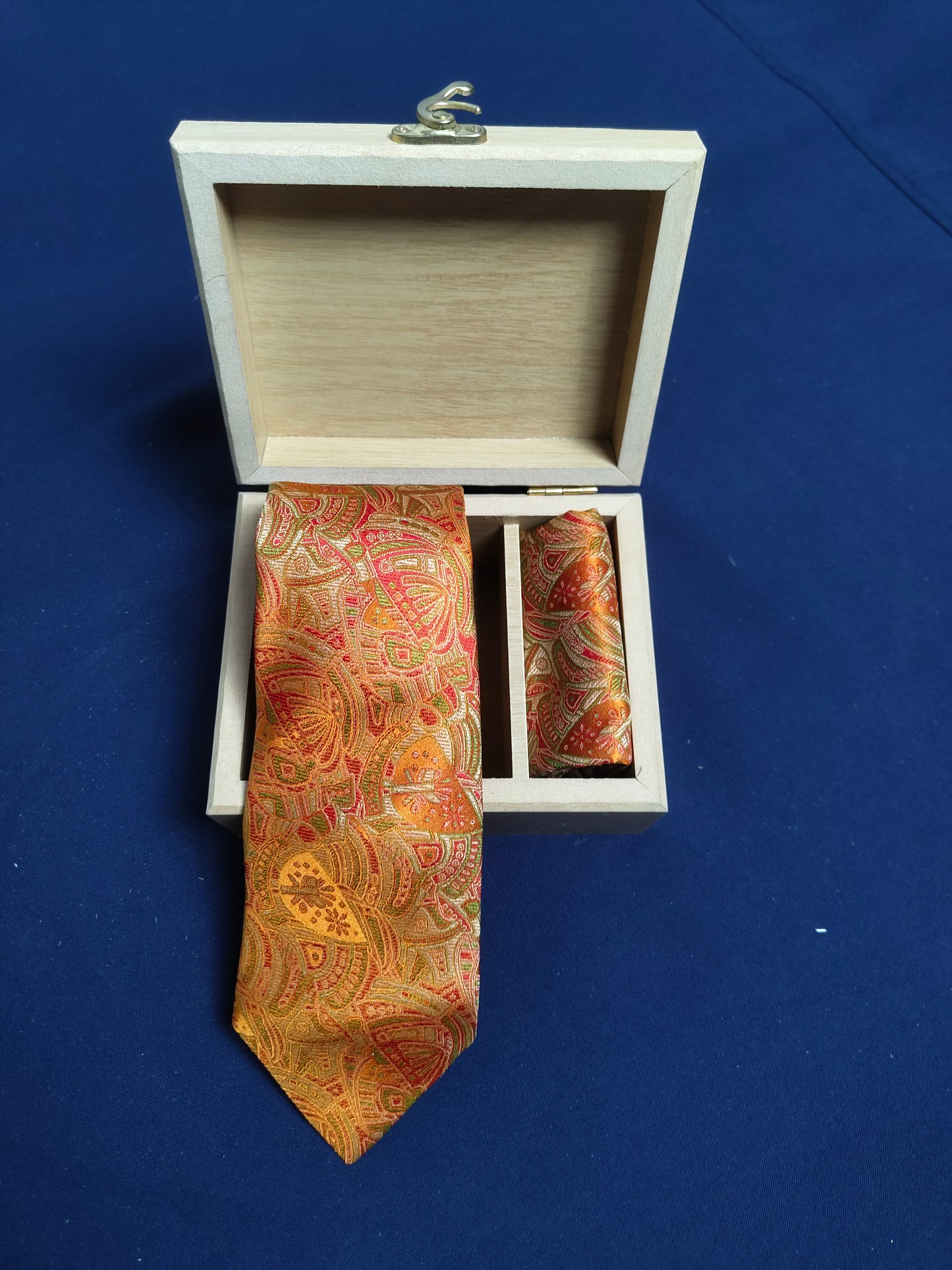 am201210 - tie image