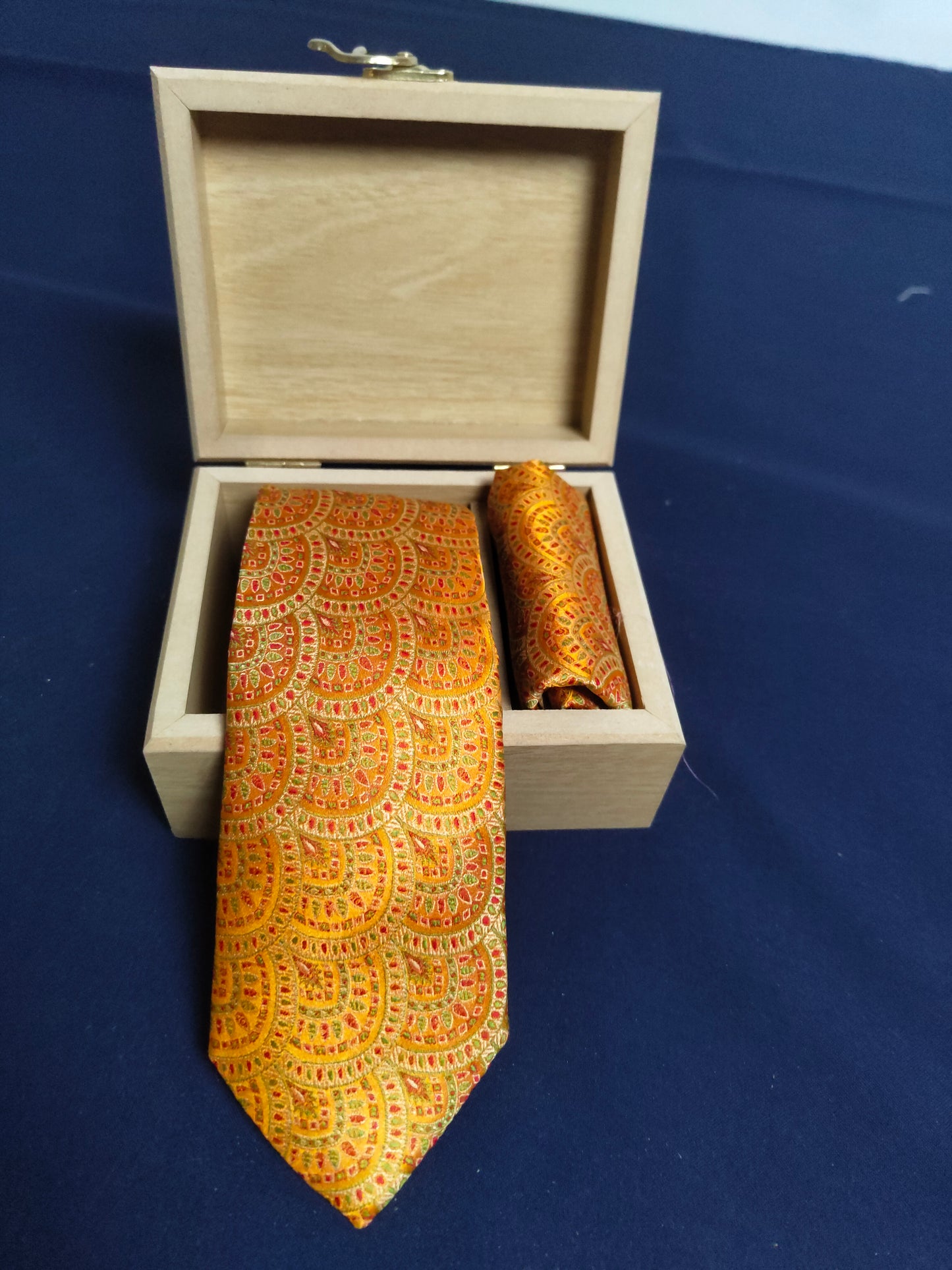 am201232 - tie image