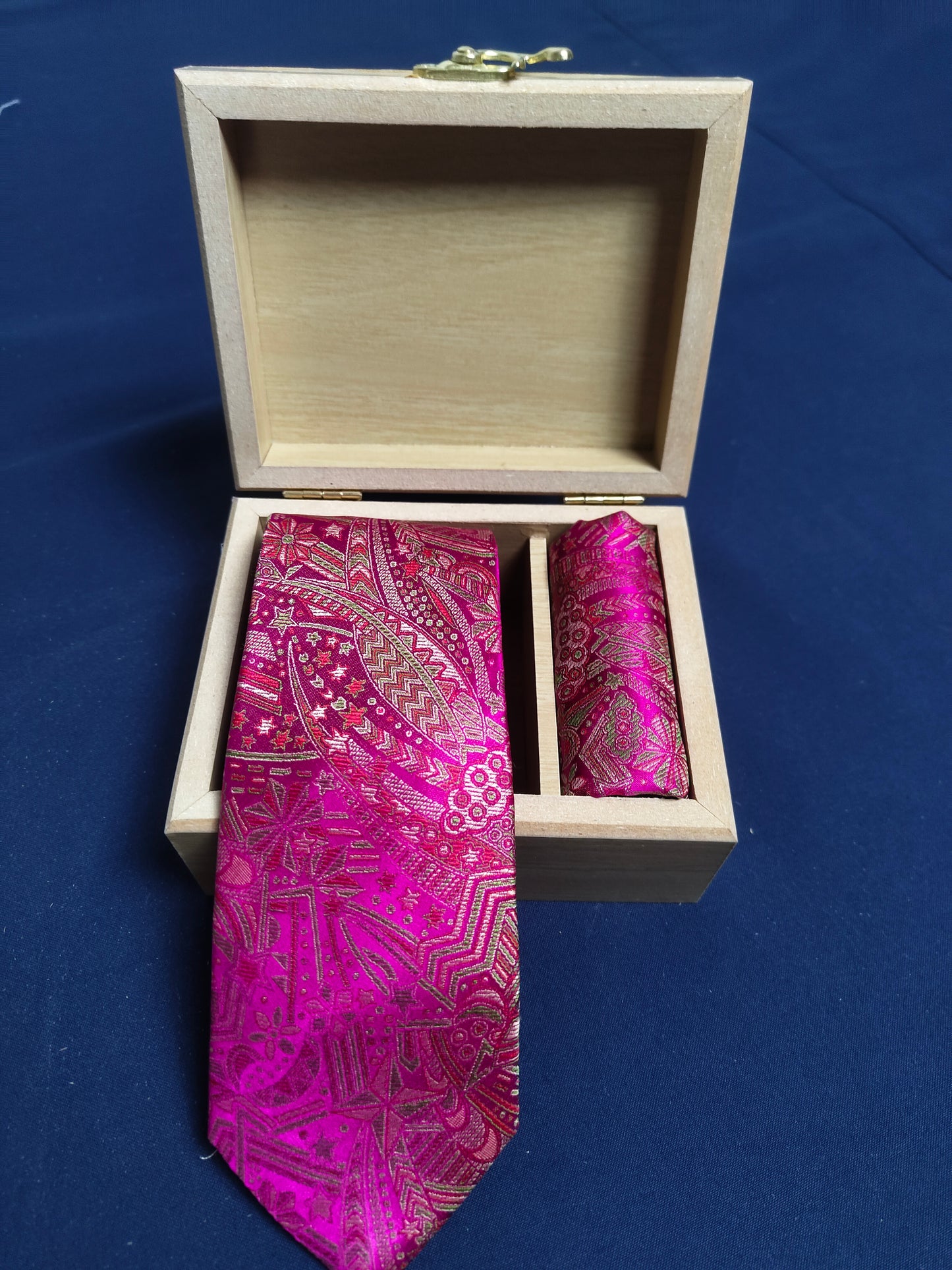 am201201 - tie image