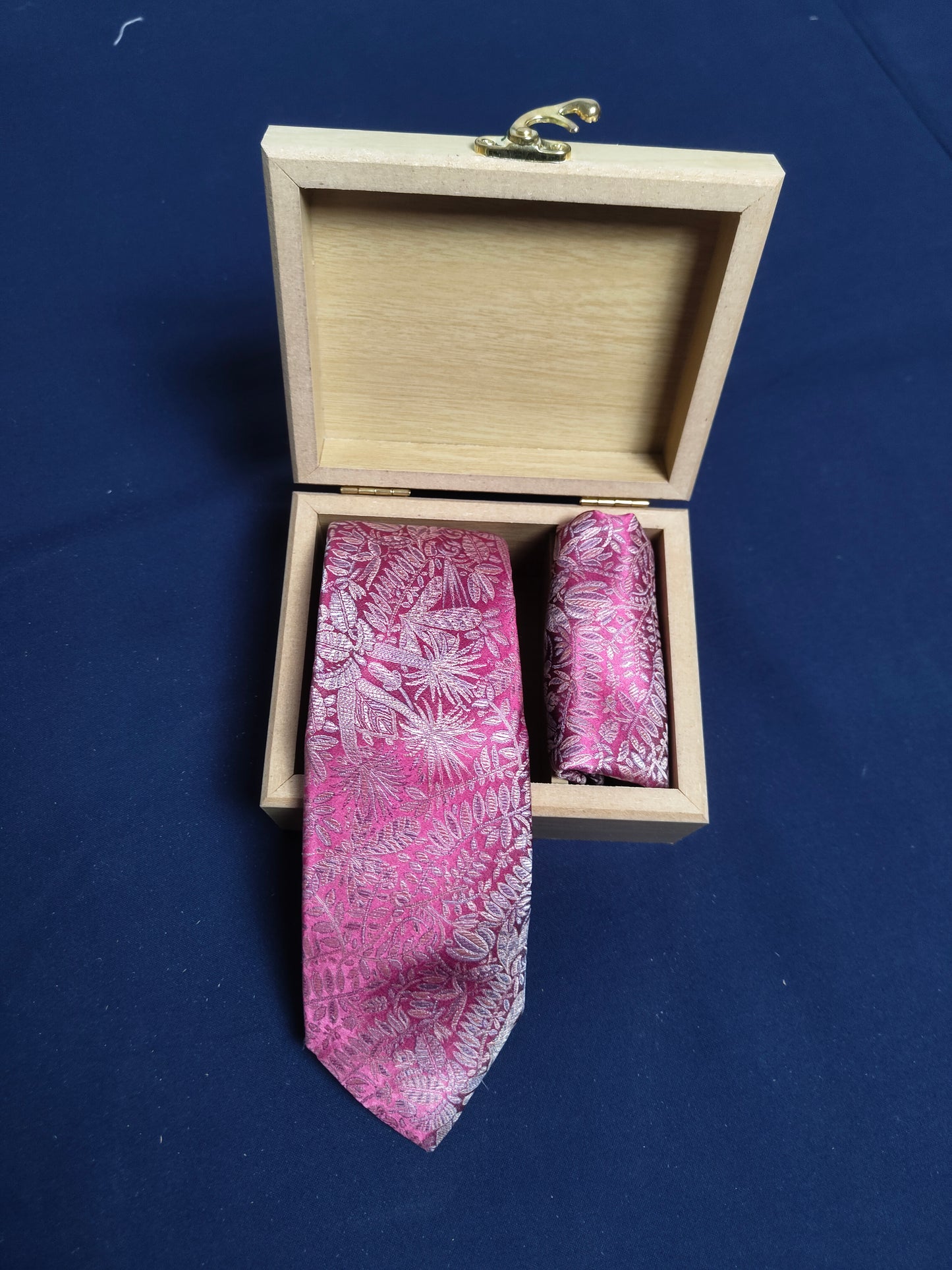am201206 - tie image