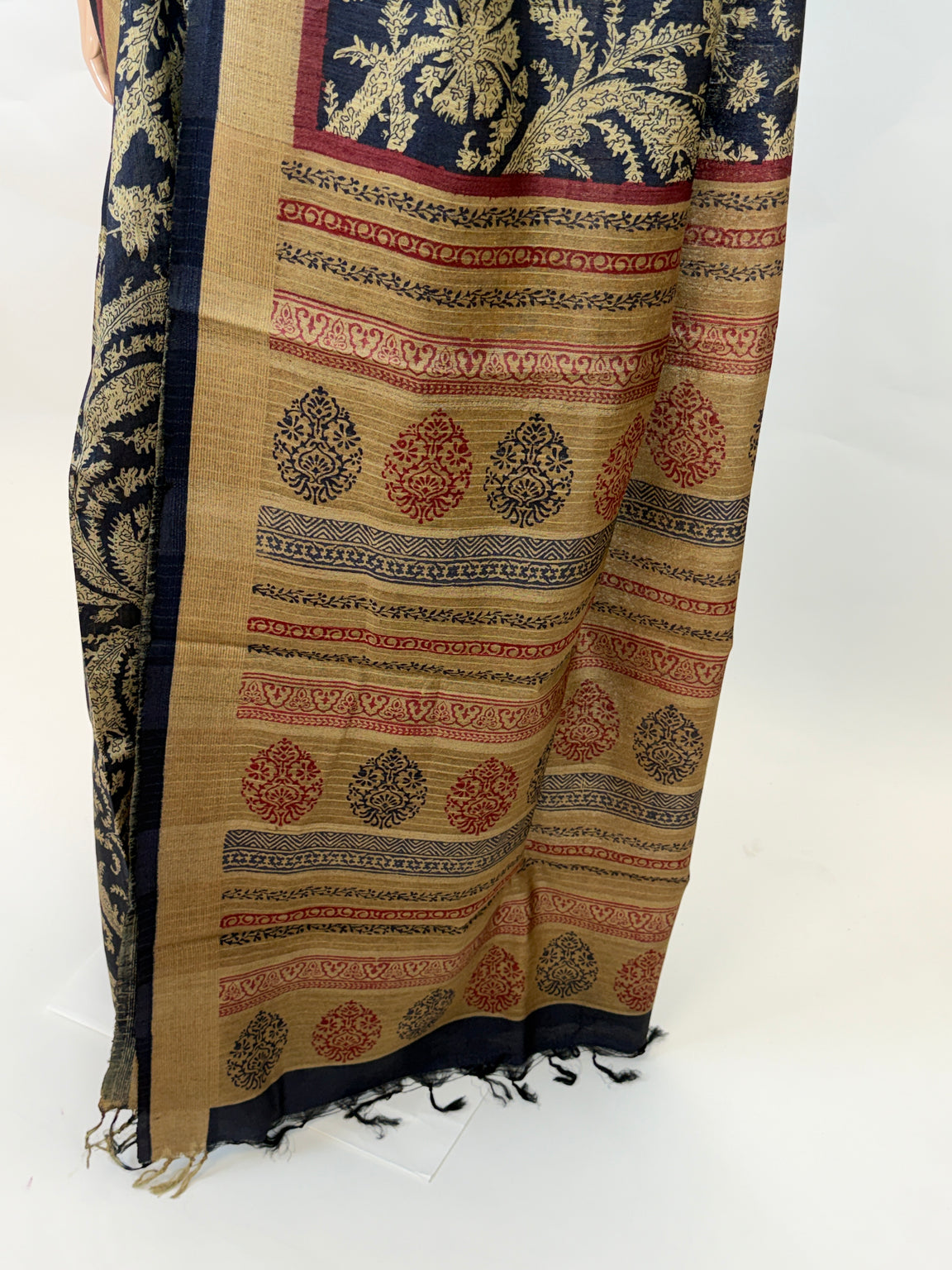 AL208640 - Pallu Image