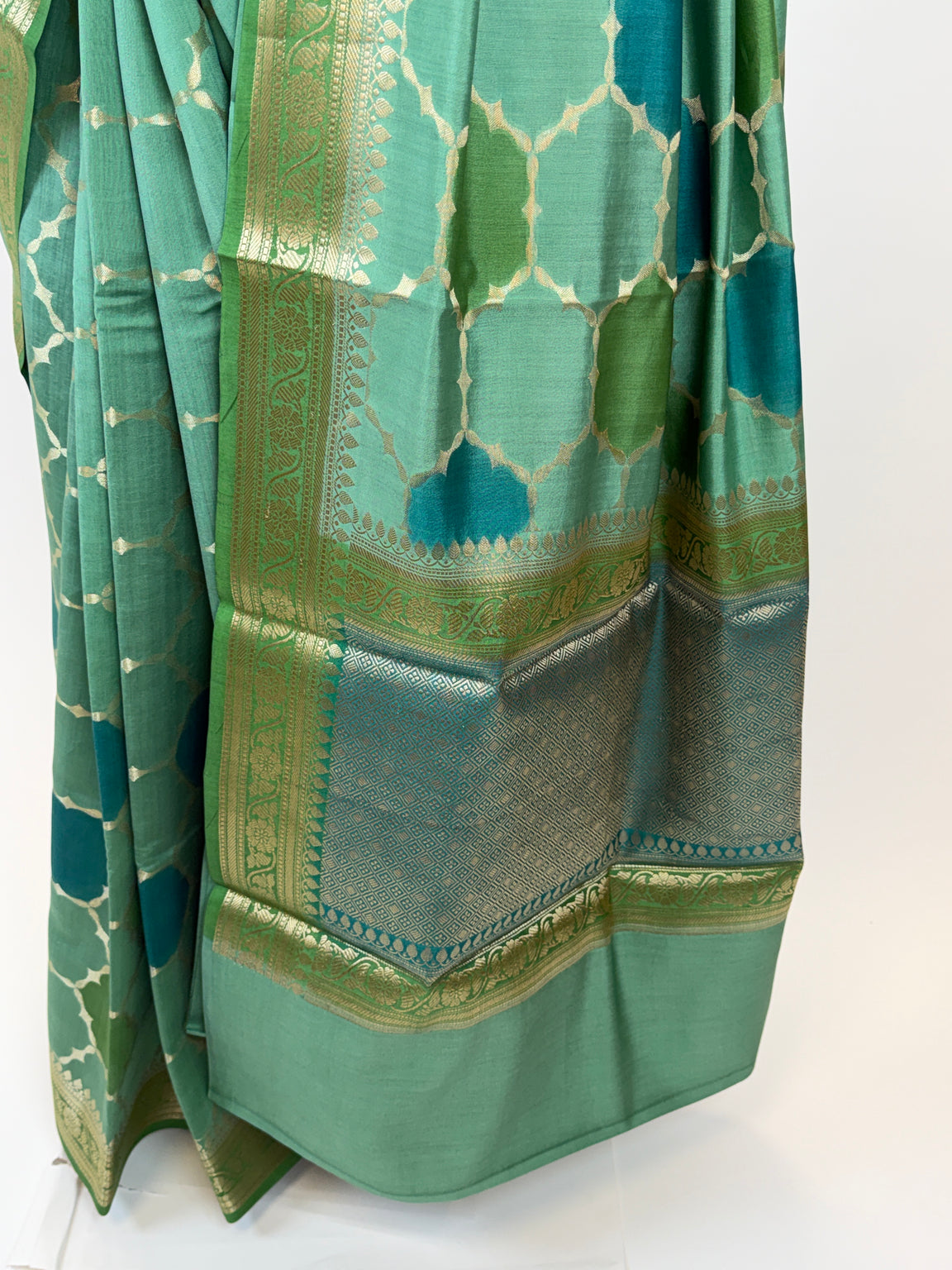 AL211276 - Pallu Image