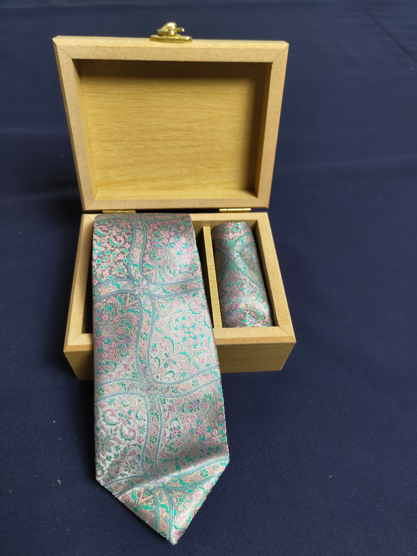 am201230 - tie image