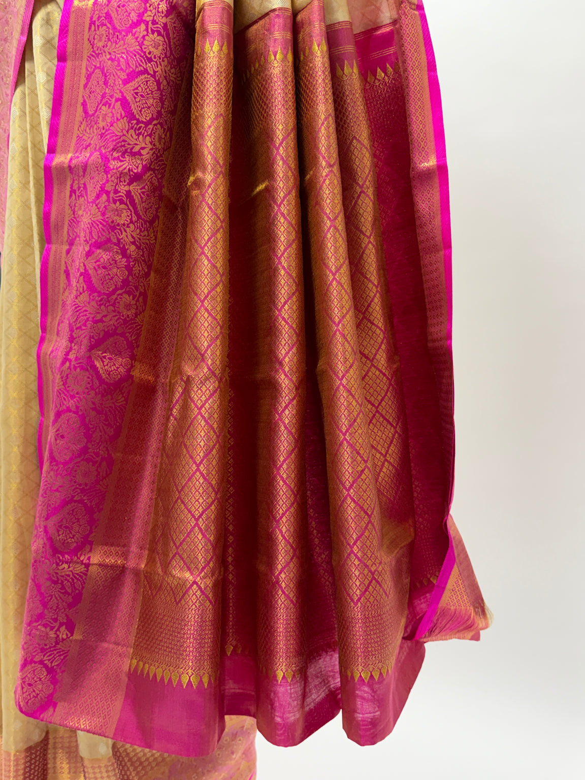 AL213889 - Pallu Image