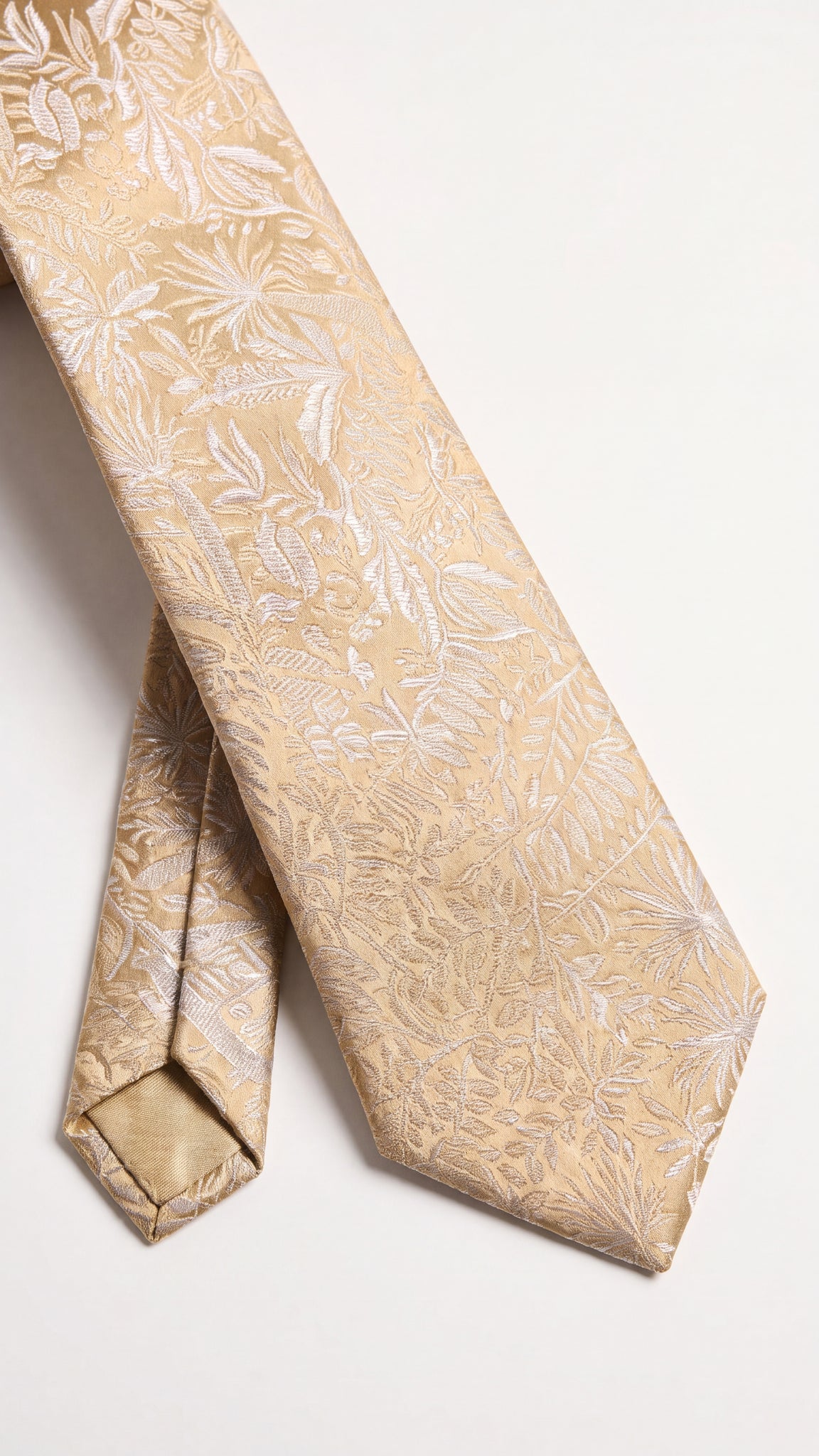 Silk Tie AM201216 - Diagonal Close-Up Detail View